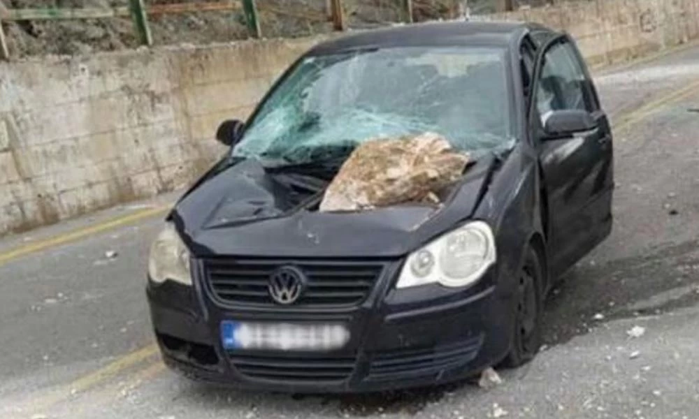 Αράχωβα: Βράχος έπεσε πάνω σε αυτοκίνητο και το διέλυσε